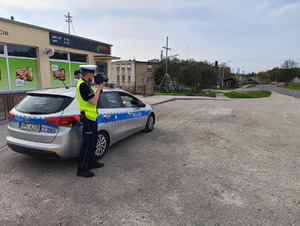 Policjant ruchu drogowego podczas pracy na drodze.