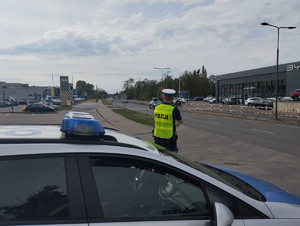 Policjant ruchu drogowego podczas pracy na drodze.