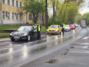 policjanci sprowadzają stan trzeźwości kierowców