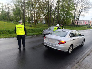 policjanci sprowadzają stan trzeźwości kierowców