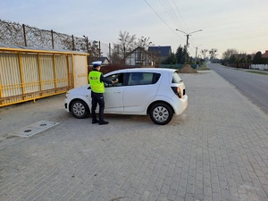 policjanci sprowadzają stan trzeźwości kierowców