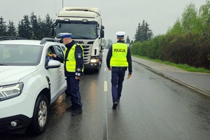 policjanci sprowadzają stan trzeźwości kierowców