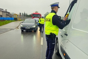 policjanci sprowadzają stan trzeźwości kierowców