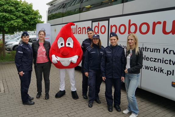 policjantki i pracownicy cywilni pozują do zdjęć wraz z maskotką przedstawiającą kroplę krwi