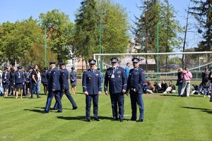 Policjanci i młodzież na Gali finałowej Przystanku PaT.