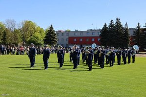 Policjanci i młodzież na Gali finałowej Przystanku PaT.