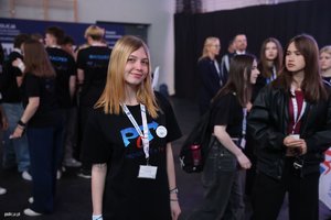 Policjanci i młodzież na Gali finałowej Przystanku PaT.