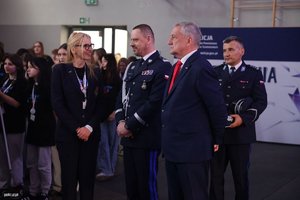 Policjanci i młodzież na Gali finałowej Przystanku PaT.