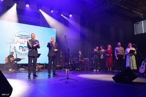 Policjanci i młodzież na Gali finałowej Przystanku PaT.