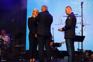 Policjanci i młodzież na Gali finałowej Przystanku PaT.