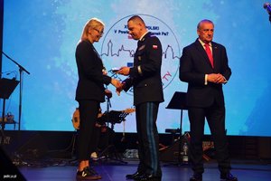Policjanci i młodzież na Gali finałowej Przystanku PaT.