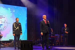 Policjanci i młodzież na Gali finałowej Przystanku PaT.