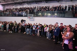 Policjanci i młodzież na Gali finałowej Przystanku PaT.