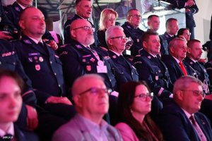 Policjanci i młodzież na Gali finałowej Przystanku PaT.