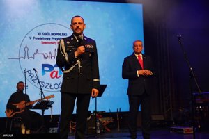 Policjanci i młodzież na Gali finałowej Przystanku PaT.
