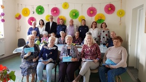 Zdjęcie zbiorowe prelegentów z Seniorami