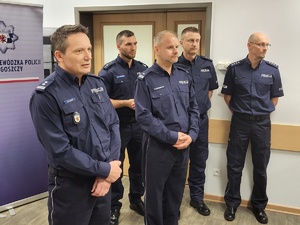 policjant przemawia do funkcjonariuszy, obok stoją inni policjanci