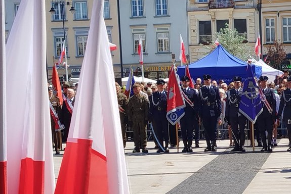 policjanci biorą udział w obchodach