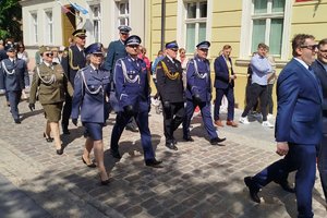 policjanci biorą udział w obchodach