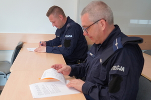 Eliminacje wojewódzkie do X Ogólnopolskich Zawodów Ratowników Policyjnych z Kwalifikowanej Pierwszej Pomocy. Policjanci przystępują do testu i scenki