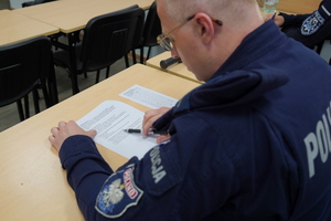 Eliminacje wojewódzkie do X Ogólnopolskich Zawodów Ratowników Policyjnych z Kwalifikowanej Pierwszej Pomocy. Policjanci przystępują do testu i scenki