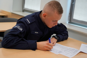 Eliminacje wojewódzkie do X Ogólnopolskich Zawodów Ratowników Policyjnych z Kwalifikowanej Pierwszej Pomocy. Policjanci przystępują do testu i scenki