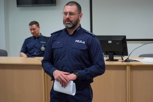 Eliminacje wojewódzkie do X Ogólnopolskich Zawodów Ratowników Policyjnych z Kwalifikowanej Pierwszej Pomocy. Policjanci przystępują do testu i scenki