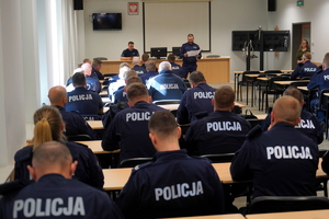Eliminacje wojewódzkie do X Ogólnopolskich Zawodów Ratowników Policyjnych z Kwalifikowanej Pierwszej Pomocy. Policjanci przystępują do testu i scenki