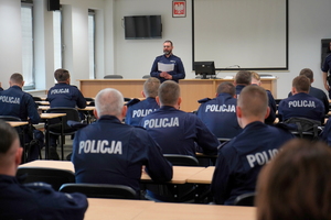 Eliminacje wojewódzkie do X Ogólnopolskich Zawodów Ratowników Policyjnych z Kwalifikowanej Pierwszej Pomocy. Policjanci przystępują do testu i scenki