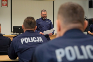 Eliminacje wojewódzkie do X Ogólnopolskich Zawodów Ratowników Policyjnych z Kwalifikowanej Pierwszej Pomocy. Policjanci przystępują do testu i scenki