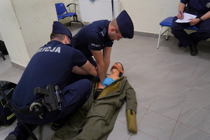 Eliminacje wojewódzkie do X Ogólnopolskich Zawodów Ratowników Policyjnych z Kwalifikowanej Pierwszej Pomocy. Policjanci przystępują do testu i scenki