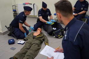 Eliminacje wojewódzkie do X Ogólnopolskich Zawodów Ratowników Policyjnych z Kwalifikowanej Pierwszej Pomocy. Policjanci przystępują do testu i scenki
