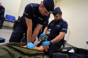 Eliminacje wojewódzkie do X Ogólnopolskich Zawodów Ratowników Policyjnych z Kwalifikowanej Pierwszej Pomocy. Policjanci przystępują do testu i scenki