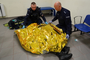 Eliminacje wojewódzkie do X Ogólnopolskich Zawodów Ratowników Policyjnych z Kwalifikowanej Pierwszej Pomocy. Policjanci przystępują do testu i scenki