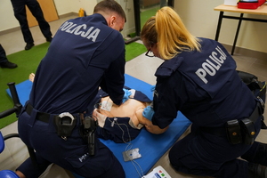Eliminacje wojewódzkie do X Ogólnopolskich Zawodów Ratowników Policyjnych z Kwalifikowanej Pierwszej Pomocy. Policjanci przystępują do testu i scenki