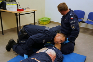 Eliminacje wojewódzkie do X Ogólnopolskich Zawodów Ratowników Policyjnych z Kwalifikowanej Pierwszej Pomocy. Policjanci przystępują do testu i scenki