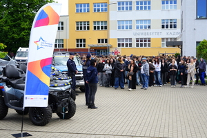 Policjanci podczas pikniku na dniach otwartych komendy policji.