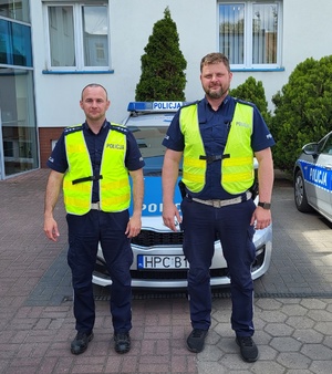 Policjanci z Nakła przy radiowozie.