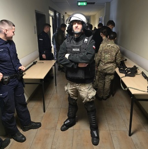 Kadeci z bydgoskiego liceum oglądają sprzęt policjantów z bydgoskiego oddziału prewencji