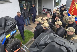 Kadeci z bydgoskiego liceum oglądają sprzęt policjantów z bydgoskiego oddziału prewencji
