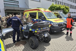 Kadeci z bydgoskiego liceum oglądają sprzęt policjantów z bydgoskiego oddziału prewencji