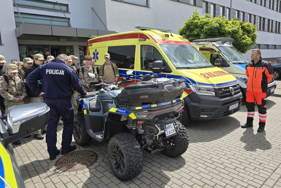 Kadeci z bydgoskiego liceum oglądają sprzęt policjantów z bydgoskiego oddziału prewencji