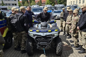 Kadeci z bydgoskiego liceum oglądają sprzęt policjantów z bydgoskiego oddziału prewencji
