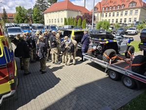 Kadeci z bydgoskiego liceum oglądają sprzęt policjantów z bydgoskiego oddziału prewencji