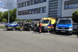 Kadeci z bydgoskiego liceum oglądają sprzęt policjantów z bydgoskiego oddziału prewencji