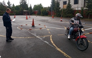 Policjant na placu manewrowym podczas konkursu