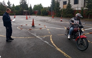 Policjant na placu manewrowym podczas konkursu