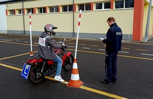 Policjant na placu manewrowym podczas konkursu