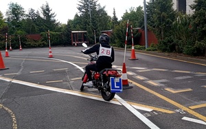 Uczestnik konkursu na placu manewrowym