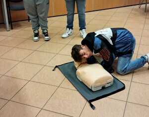 Uczestnik podczas testu z udzielania pierwszej pomocy